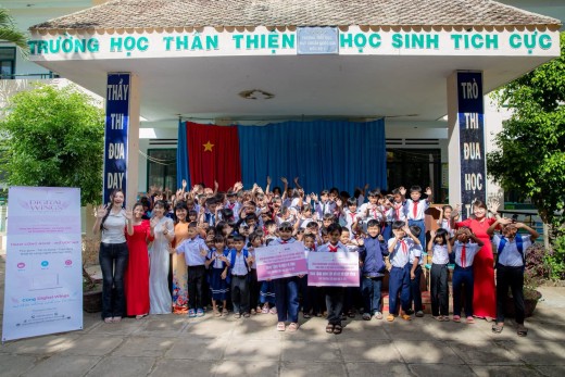 TẬP ĐOÀN KHÁNH VĨNH ĐỒNG HÀNH CÙNG Á HẬU KHÁNH NHƯ MANG CÔNG NGHỆ ĐẾN VỚI HỌC SINH VÙNG KHÓ KHĂN