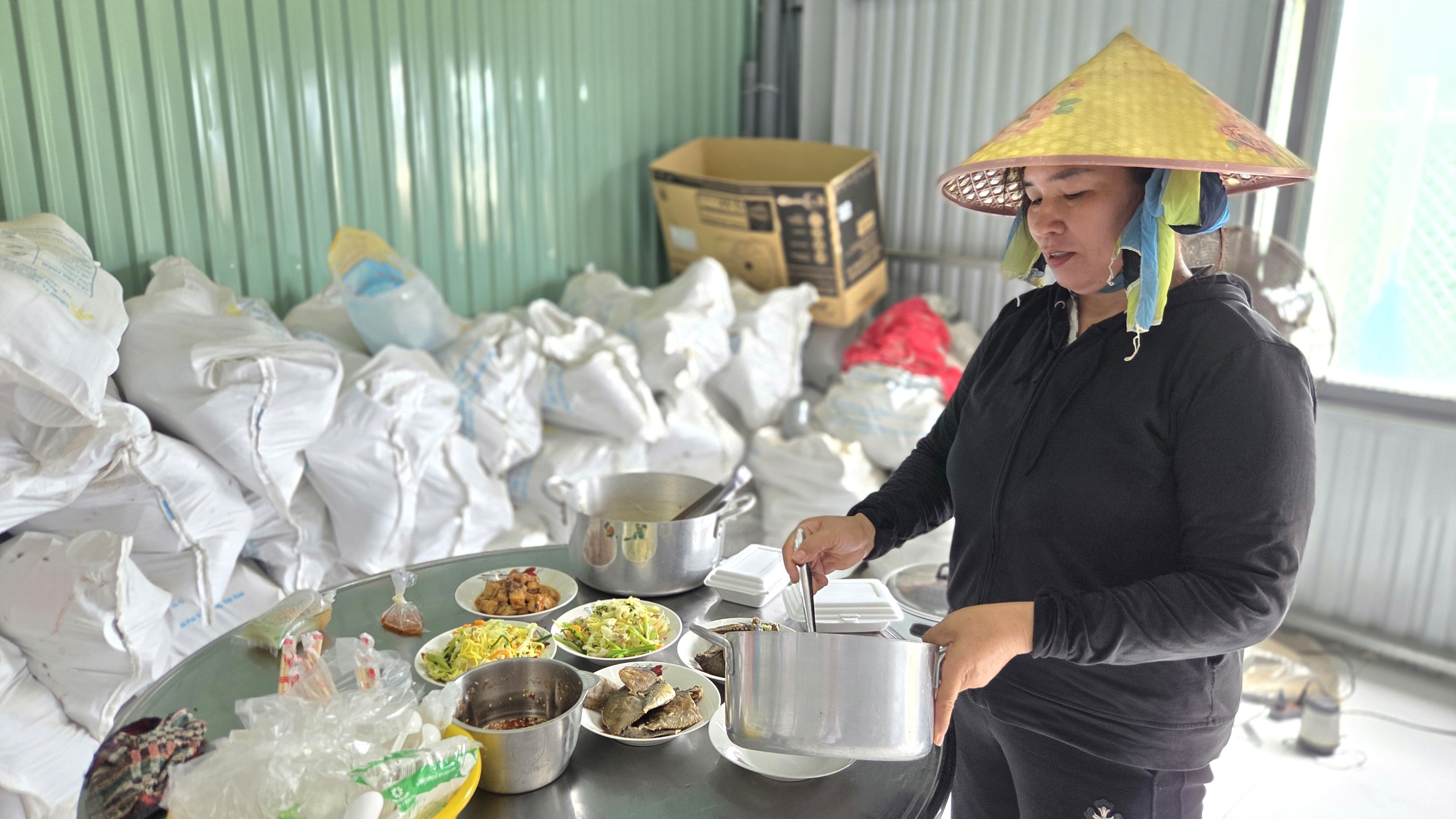 NỮ VẠN THẮNG CHỊ RỚT
