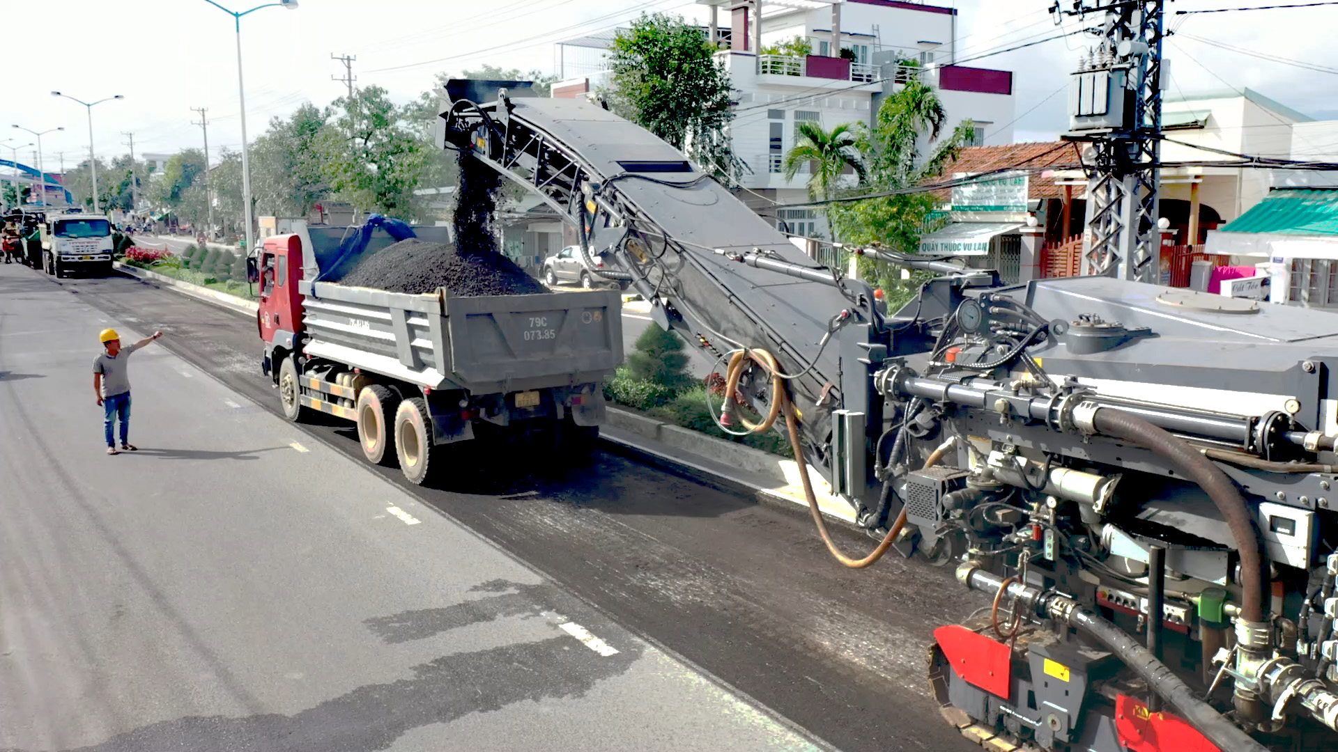 KVG ÁP DỤNG CÔNG NGHỆ CÀO BÓC VÀ TÁI CHẾ NGUỘI TRONG THI CÔNG ĐƯỜNG